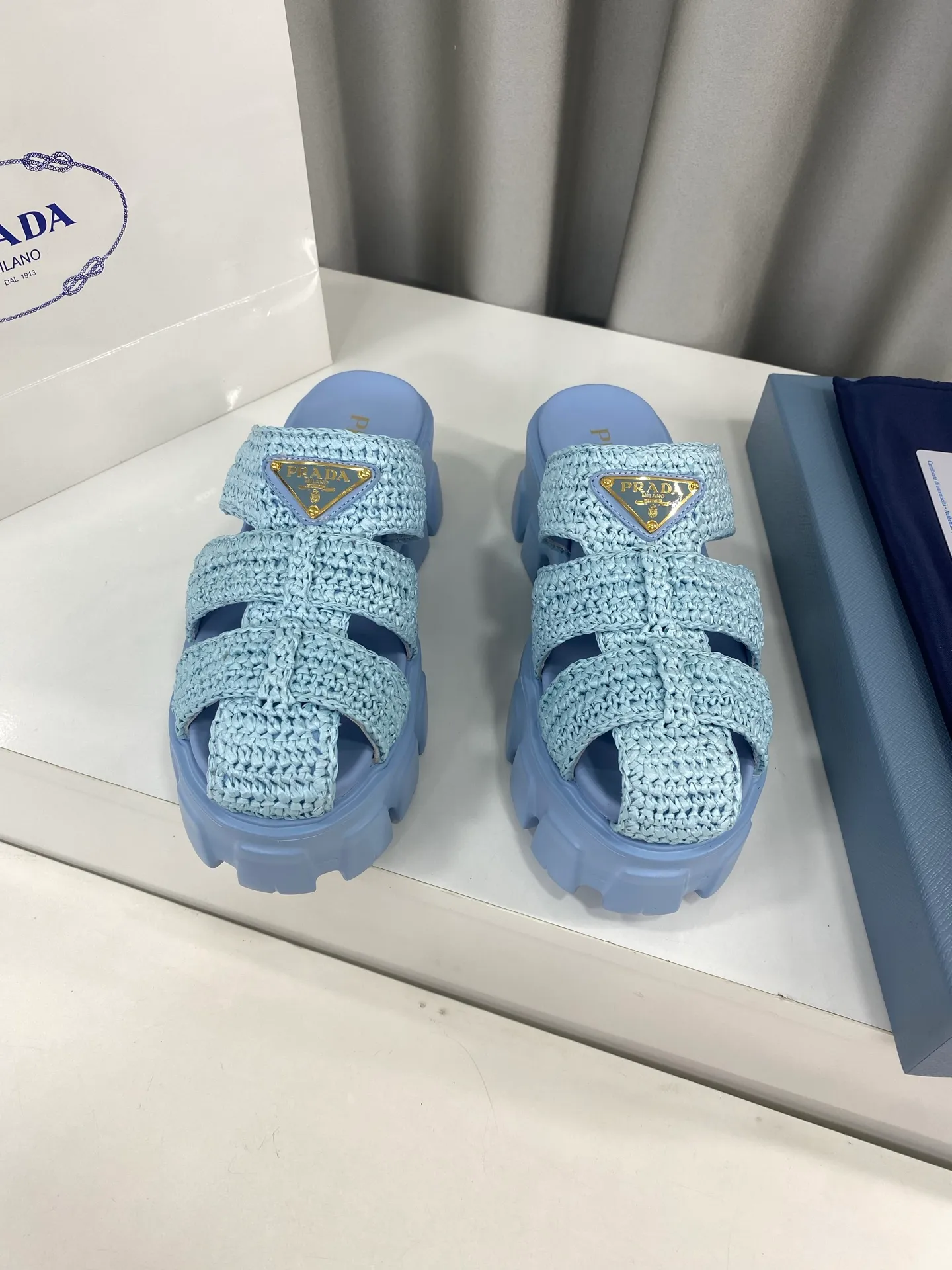 👟👟Ex-factory price 520👟👟 Prada's latest bamboo cage weaving thick-soled triangle buckle sandals☑️ Latest environmentally friendly PP material, fully hand-crocheted, just like knitting sweaters, slow work and meticulous work, retro fashionable thick-soled shoes, with woven uppers, making the whole pair of shoes light and comfortable, bright colors, satisfying various choices for fashionable people with different styles! The iconic metal triangle logo is paired with the shape of ancient beach sandals. Every design element is fashionable! Size: Women's 35-39 (34, 40, custom-made, non-returnable) Full set of counter original packaging